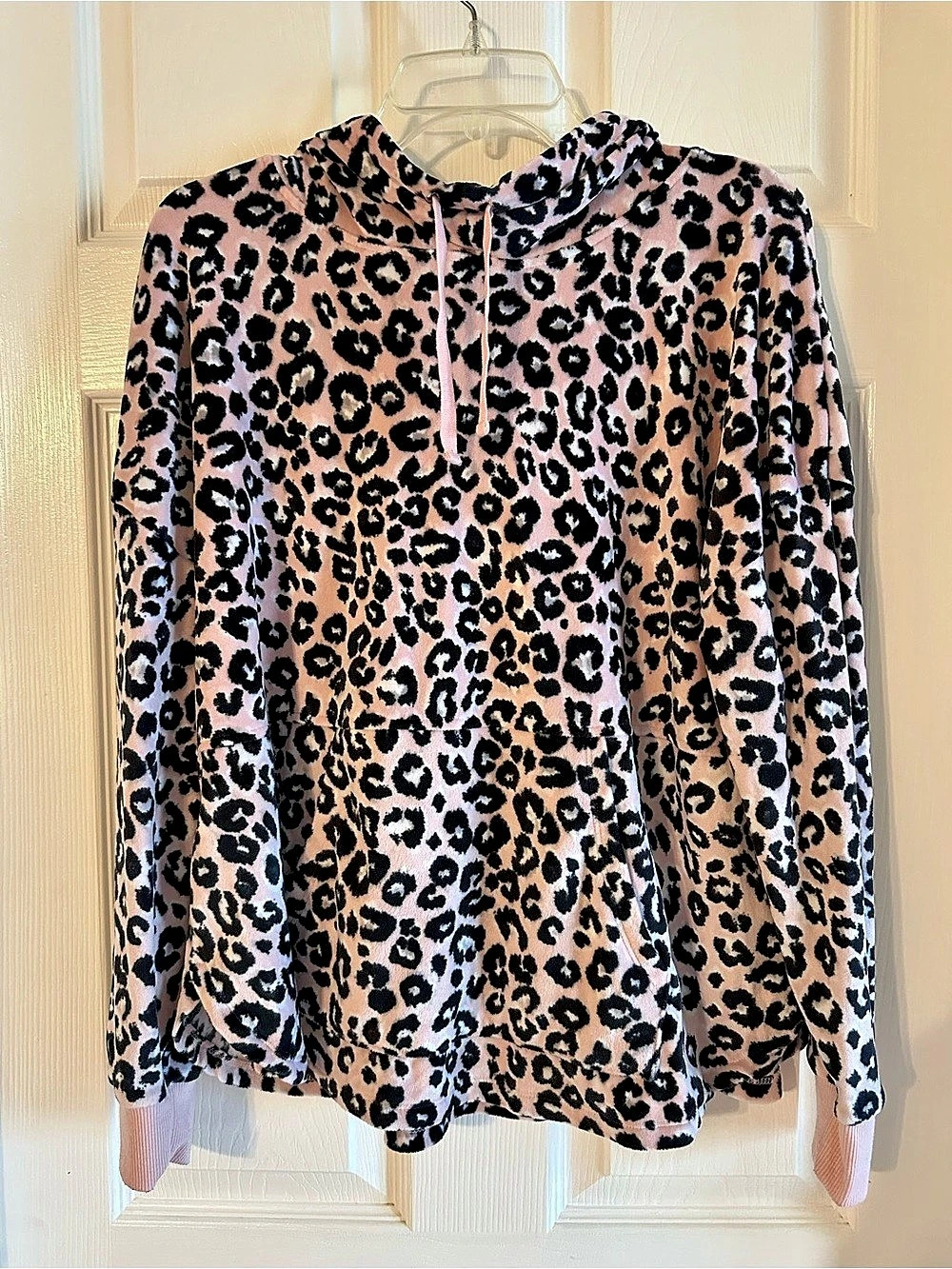 Simply Vera Wang Pink Leopard Print Pullover, Size Medium EXCELLENT USE CONDITI